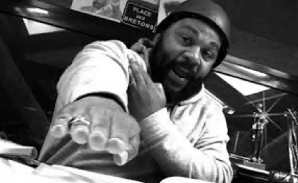 FOTOGRAFÍA. PARÍS (FRANCIA), 09 DE ENERO DE 2014. El límite de la libertad de expresión. El gobierno francés marca el limite de la libertad de expresión y prohíbe la actuación del xenófobo Dieudonné M'bala M'bala, más conocido como "Dieudonné", es un antisemita actor y cómico con doble nacionalidad: camerunesa y francesa. Lasvocesdelpueblo (Ñ Pueblo)