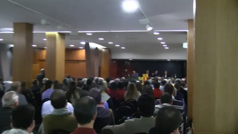 FOTOGRAFÍA. BARCELONA (CATALUÑA) ESPAÑA: Centenares de catalanes arropan al escritor catalán durante la presentación de su nuevo libro. Lasvocesdelpueblo (Ñ Pueblo) 