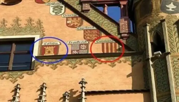 FOTOGRAFÍA. ULM (ALEMAÑA), 05 DE ENERO DE 2014. El separatismo difunde bulos contra España. Corre esta foto sobre el Ayuntamiento de Ulm (Alemania), señalando que tiene un escudo sobre Catatonia. Así rápidamente los separatistas deducen instintivamente con las vísceras que Catatonia existía incluso antes del Pleistoceno. Lo que no se han parado a investigar es que los escudos de la fachada del ayuntamiento de Ulm datan de 1905. Lasvocesdelpueblo (Ñ Pueblo)