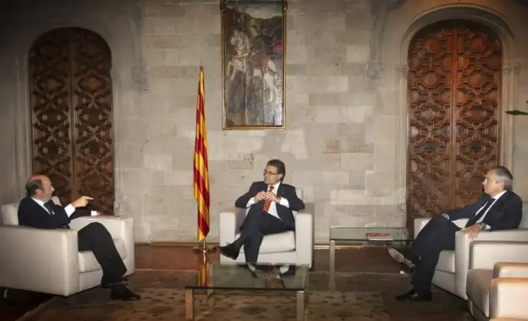 FOTOGRAFÍA. BARCELONA (CATALUÑA) ESPAÑA 18 DE ENERO DE 2014. El separatismo rompe el PSC. El presidente del Gobierno separatista de la Generalidad de Cataluña, Artur Mas Gavarró (c); durante una reunión con primer secretario del PSOE Cataluña Partido Socialista en Cataluña -Partit dels Socialistes de Catalunya (PSC/PSOE)-, Pere Navarro Morera (d); y el secretario general del PSOE, Alfredo Pérez Rubalcaba (i). ACN 