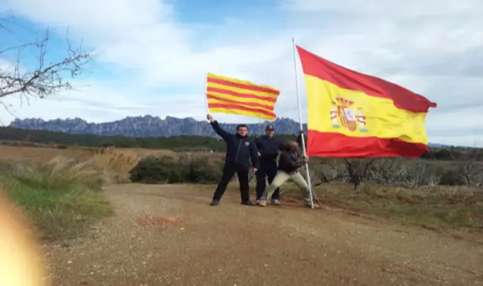 FOTOGRAFÍA. BARCELONA (CATALUÑA) ESPAÑA, 05 DE NERO DE 2014. Un grupo de catalanes, muy preocupados por la deriva rupturista secesionista en su región, viajan a los municipios de la provincia de Barcelona, atacados por el separatismo, para mostrar su orgullo español y patriotismo. Lasvocesdelpueblo (Ñ Pueblo)