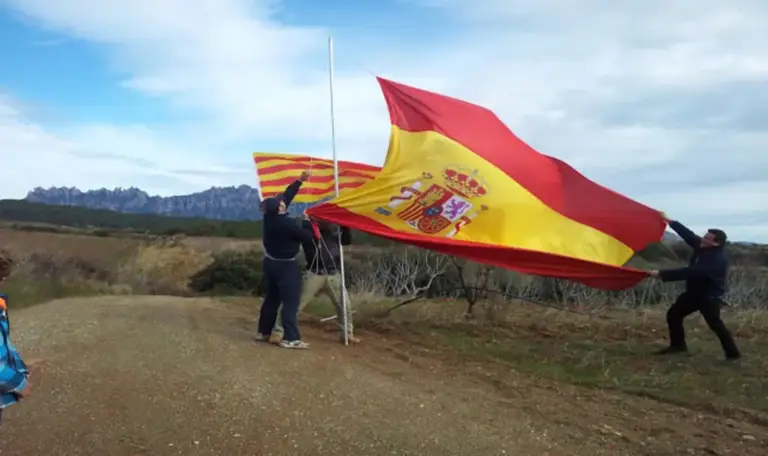 FOTOGRAFÍA. BARCELONA (CATALUÑA) ESPAÑA, 05 DE NERO DE 2014. El sudoku separatista catalán. Un grupo de catalanes, muy preocupados por la deriva rupturista secesionista en su región, viajan a los municipios de la provincia de Barcelona, atacados por el separatismo, para mostrar su orgullo español y patriotismo. Lasvocesdelpueblo (Ñ Pueblo)