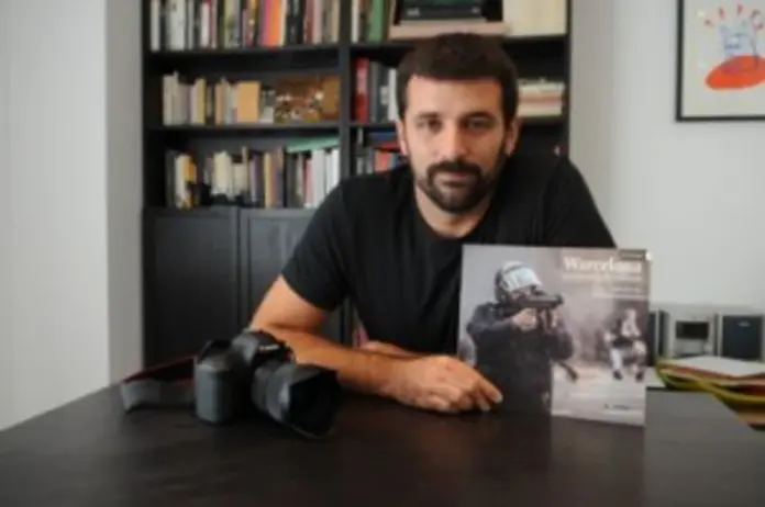 FOTOGRAFÍA. BARCELONA (ESPAÑA), 12 DE OCTUBRE DE 2013. Fotógrafo de dianas. En la imagen el fotoperiodista separatista catalán Jordi Borràs Abelló, que señala en un mensaje en dialecto catalán a los catalanes que rechazan el golpe de estado secesionista en la región catalana con la siguiente declaración en sus redes sociales: "M'informaen que hi ha una dotzena de nazis en un bar a la carretera de La Bordeta al costat de l'Intitut Lluís Coromines. Molt de compte. (Me acaban de informar que hay una docenas de nazis en un bar a la carretera de La Bordeta, al lado del Instituto Lluís Corominas. ¡Mucho cuidado!)". Los presuntos "nazis" al que el fotoperiodista antiespañol Jordi Borràs Abelló se refiere son ciudadanos catalanes; a su juicio, son unos "nazis" únicamente por mostrar su lealtad a su país (España) viviendo en su tierra catalana, que es, como no podría ser de otra manera, parte indisoluble del territorio nacional de España y nunca desde la existencia de España, parte de ella ha sido independiente o se ha unido al conjunto, siempre ha sido una y unida. Teresa Ferran