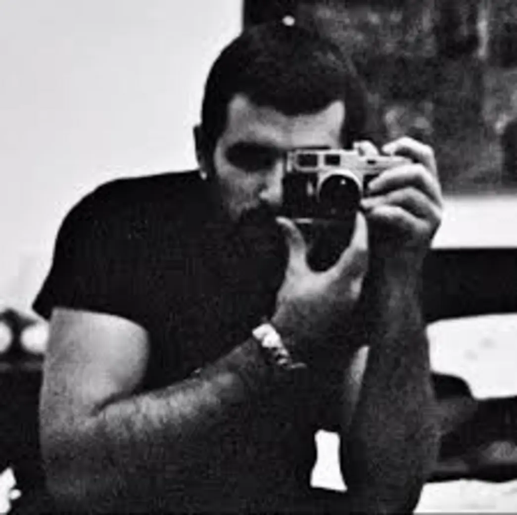 FOTOGRAFÍA. BARCELONA (ESPAÑA), 12 DE OCTUBRE DE 2013. Fotógrafo de dianas. En la imagen el fotoperiodista separatista catalán Jordi Borràs Abelló, que señala en un mensaje en dialecto catalán a los catalanes que rechazan el golpe de estado secesionista en la región catalana con la siguiente declaración en sus redes sociales: "M'informaen que hi ha una dotzena de nazis en un bar a la carretera de La Bordeta al costat de l'Intitut Lluís Coromines. Molt de compte. (Me acaban de informar que hay una docenas de nazis en un bar a la carretera de La Bordeta, al lado del Instituto Lluís Corominas. ¡Mucho cuidado!)". Los presuntos "nazis" al que el fotoperiodista antiespañol Jordi Borràs Abelló se refiere son ciudadanos catalanes; a su juicio, son unos "nazis" únicamente por mostrar su lealtad a su país (España) viviendo en su tierra catalana, que es, como no podría ser de otra manera, parte indisoluble del territorio nacional de España y nunca desde la existencia de España, parte de ella ha sido independiente o se ha unido al conjunto, siempre ha sido una y unida. Teresa Ferran