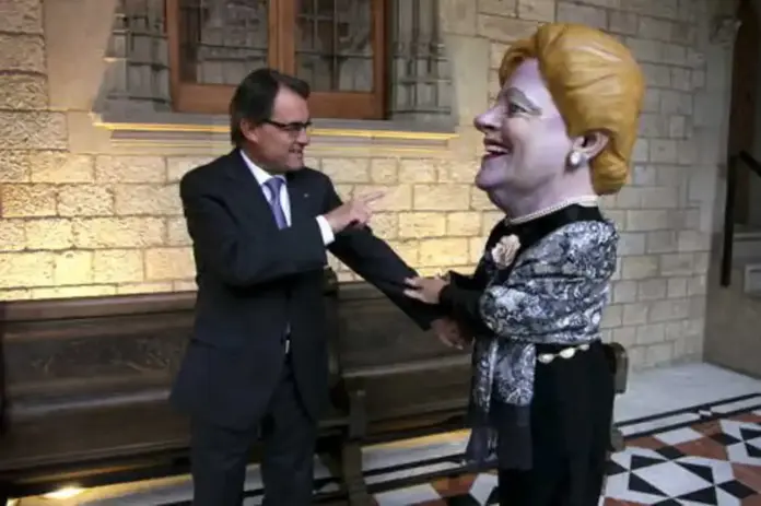 La Grossa, loteria, El Gordo de Navidad catalán, gordo catalán,Artur Mas Gavarró,grossa,gordo FOTOGRAFÍA. BARCELONA (CATALUÑA) ESPAÑA, 27 DE DICIEMBRE DE 2013. El presidente del Gobierno autonómico separatista de la Generalidad de Cataluña y líder de la derechista cobarde secesionista Convergencia Democrática de Cataluña (CDC), Artur Mas Gavarró (i), participa en la propaganda del sorteo de la lotería de Navidad del separatismo, "La Grossa de Nadal", el Gordo de Navidad, que tendrá lugar el próximo 31 de diciembre de 2013; un sorteo creado con el presunto objetivo competir con el sorteo extraordinario de Navidad español de cada 22 de diciembre. Lasvocesdelpueblo (Ñ Pueblo)