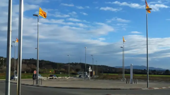 FOTOGRAFÍA. CALDAS DE MONTBUI (BARCELONA) CATALUÑA (ESPAÑA), 14 DE ENERO DE 2014. La glorieta entrada sud salida con Santa Perpetua de la C-59 del municipio de Caldas De Montbui, en la provincia de Barcelona, se ha convertido en un frente para los separatistas y los catalanes a favor de la unidad de España. Los catalanes quitan los símbolos separatista de noche y de día los golpistas y secesionistas invaden la zona y la inundan de símbolos separatistas, y la escena se repite otra y otra vez. Está claro, otro pagan con el dinero de todos y otros quitan para tirar a la basura. Lasvocesdelpueblo (Ñ Pueblo)
