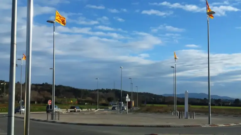 FOTOGRAFÍA. CALDAS DE MONTBUI (BARCELONA) CATALUÑA (ESPAÑA), 14 DE ENERO DE 2014. La glorieta entrada sud salida con Santa Perpetua de la C-59 del municipio de Caldas De Montbui, en la provincia de Barcelona, se ha convertido en un frente para los separatistas y los catalanes a favor de la unidad de España. Los catalanes quitan los símbolos separatista de noche y de día los golpistas y secesionistas invaden la zona y la inundan de símbolos separatistas, y la escena se repite otra y otra vez. Está claro, otro pagan con el dinero de todos y otros quitan para tirar a la basura. Lasvocesdelpueblo (Ñ Pueblo)