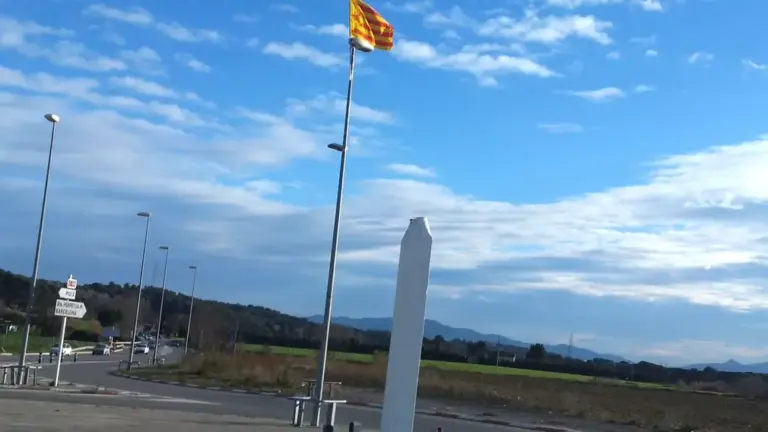 FOTOGRAFÍA. CALDAS DE MONTBUI (BARCELONA) CATALUÑA (ESPAÑA), 14 DE ENERO DE 2014. La glorieta entrada sud salida con Santa Perpetua de la C-59 del municipio de Caldas De Montbui, en la provincia de Barcelona, se ha convertido en un frente para los separatistas y los catalanes a favor de la unidad de España. Los catalanes quitan los símbolos separatista de noche y de día los golpistas y secesionistas invaden la zona y la inundan de símbolos separatistas, y la escena se repite otra y otra vez. Está claro, otro pagan con el dinero de todos y otros quitan para tirar a la basura. Lasvocesdelpueblo (Ñ Pueblo)