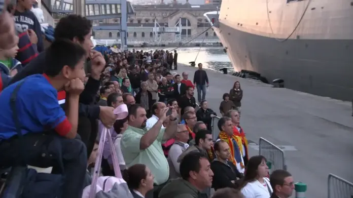 FOTOGRAFÍA. BARCELONA (CATALUÑA) ESPAÑA, 12 DE OCTUBRE DE 2013. ciudadanos catalanes han visitado en la tarde de hoy, 12 Octubre 2013, el buque de guerra español, el Blaz de Lezo, con el motivo de los actos de celebración del Día nacional de España, Doce Octubre, en la Comunidad Autónoma de Cataluña. Lasvocesdelpueblo (Ñ Pueblo)