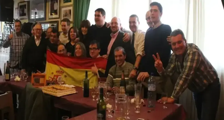 FOTOGRAFÍA. BARCELONA (CATALUÑA) ESPAÑA, 15 DE FEBRERO DE 2014. Una comida reúne a un grupo de activista defensores del bilingüismo en las aulas de la Comunidad Autónoma de Cataluña frente a las amenazas de las autoridades separatistas de expulsar al idioma oficial de Cataluña, el español/castellano, del sistema educativo. El acto convocado por el "Grupo Hispano" (Facebook) ha tenido lugar en el restaurante "Pasa-Tapas" de la ciudad de Barcelona. Lasvocesdelpueblo (Ñ Pueblo)