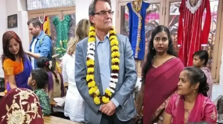 FOTOGRAFÍA. BARCELONA (CATALUÑA), 08 DE ENERO DE 2014. El presidente de la derecha separatista Convergencia Democrática de Cataluña (CDC) y presidente del Gobierno autonómico de la Generalidad de Cataluña, Artur Mas Gavarró, registrado durante un encuentro con ciudadanos islamistas del continente ansiático en Cataluña con las vistas puestas en el voto de esa gente con población importante en Cataluña junto a los islamistas marroquíes (los soldados de Marruecos). Efe