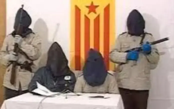 FOTOGRAFÍA. BARCELONA (CATALUAÑ) ESPAÑA, 23 DE JUNIO DE 1981. En la imagen, integrantes de Terra Lliure (Tierra Libre), una organización terrorista separatista y socialista catalana fundada en 1978, se dio oficialmente a conocer este 23 de junio de 1981 y disuelta en 1991, después de perpetrar más de 200 atentados terroristas, provocando daños materiales, numerosos heridos y una víctima mortal. Durante su existencia, las Fuerzas de Seguridad del Estado llegaron a detener a 300 personas vinculadas a la organización terrorista. Terra Lliure se disolvió en 1991, abandonando la lucha armada. Algunos de sus terroristas ingresaron posteriormente en Esquerra Republicana de Catalunya (ERC), que les exigió la renuncia explícita al terrorismo como condición sine qua non para dicho ingreso. Los presos de la organización fueron saliendo de la cárcel tras ser indultados o cumplir condena. Captura vídeo/Lasvocesdelpueblo (Ñ Pueblo)