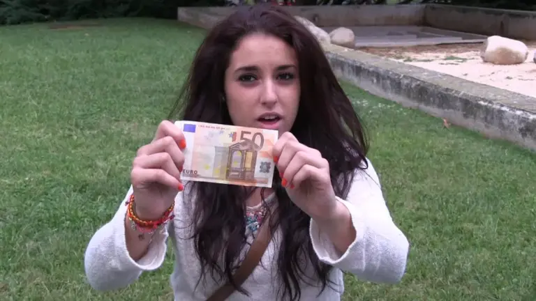 FOTOGRAFÍA. BARCELONA (CATALUÑA), 27 DE SEPTIEMBRE DE 2013. España es una realidad con historia sólida y creíble. Una joven catalana, Cristina, ciudadana de Barcelona, mostrando su lealtad a España explicando como manipulan los separatistas de Juntos Por el Sí (JxSí) y CUP. Lasvocesdelpueblo (Ñ Pueblo)