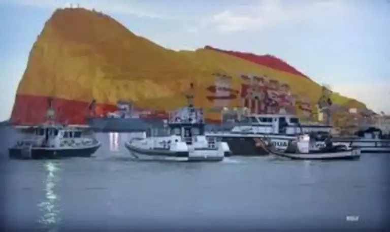 FOTOGRAFÍA. BARCELONA (CATALUÑA) ESPAÑA, 21 DE AGOSTO DE 2013. Una bandera nacional se hace con el Gibraltar es español. Lasvocesdelpueblo (Ñ Pueblo)