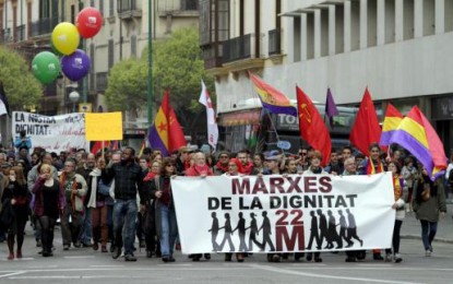 FOTOGRAFÍA. BARCELONA (CATALUÑA) ESPAÑA, 22 DE MARZO DE 2014. Las calles españolas registran una marcha por la dignidad excluyendo a España. Cientos de miles de personas se manifiestan en Madrid con el lema: "Marcha de la dignidad" sin llevar ninguna bandera española. En Barcelona los ultraizquierdistas con banderas comunistas se han unido a las protestas extremistas. Efe
