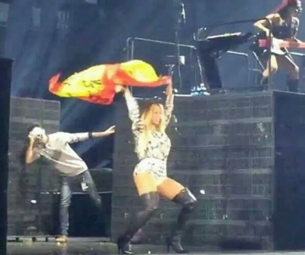 FOTOGRAFÍA. BARCELONA (ESPAÑA), 24 DE MARZO DE 2014. La llaman "facha" por bailar con la bandera de España en Palacio San Jorge de Barcelona. La cantante, compositora, productora, bailarina, actriz, directora, diseñadora y empresaria estadounidense, Beyoncé Giselle Knowles-Carter "Beyoncé", sorprende durante su actuación, sale y baila con una bandera de España en el Palacio de música de San Jorge de Barcelona. Lasvocesdelpueblo (Ñ Pueblo)
