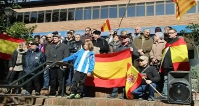 FOTOGRAFÍA. BARCELONA (CATALUÑA) ESPAÑA, 25 DE MARZO DE 2014. Unos de los asistentes junto al padre catalán, Miguel Bosch Sánchez, hoy ante la consejería de Enseñanza de la separatista excluyente, Irene Rigau. Lasvocesdelpueblo (Ñ Pueblo).