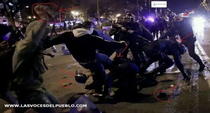 la ultraizquierda, polia atacada por izquierda radical, marcha por la dignidad, Madrid, Marcha por la dignidad o ataque al estado de derecho FOTOGRAFÍA. MADRID (COMUNIDAD DE MADRID) ESPAÑA, 22 DE MARZO DE 2014. Las calles españolas registran una marcha por la dignidad excluyendo a España. Cientos de miles de personas se manifiestan en Madrid con el lema: "Marcha de la dignidad" sin llevar ninguna bandera española. En Madrid los ultraizquierdistas han atacado con extrema violencia a los profesionales de la policía local de la Madrid. Captura vídeo/ Lasvocesdelpueblo (Ñ Pueblo)