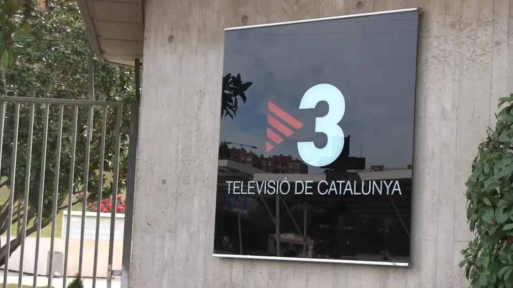 FOTOGRAFÍA. SANT JOAN DESPÍ (BARCELONA) CATALUÑA (ESPAÑA), 15 DE FEBRERO DE 2014. La asociación cultural de catalanes hispanos Somatemps se ha manifestado este sábado, 15 de febrero 2014, ante el edificio de los estudios centrales de del aparato de propaganda separatista al que se ha convertido la televisión autonómica de todos los catalanes, Corporación Catalana de Medio Audiovisuales (CCMA), TV3 y Cataluña Radio, en Sant Joan Despí (Barcelona), donde los simpatizantes y miembros de esta entidad han reclamado una televisión pública que "represente a todos los catalanes" y han denunciado el "adoctrinamiento ideológico constante" antiespañol que lleva a cabo en TV3 y Cataluña Radio. Lasvocesdelpueblo (Ñ Pueblo)