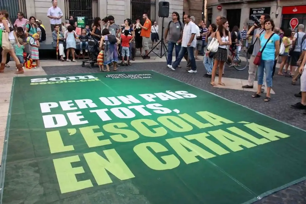 FOTOGRAFÍA. BARCELONA (CATALUÑA) REINO DE ESPAÑA, ABRIL DE 2014. El separatismo reclama la prohibición del castellano (español) en Cataluña y exige una escuela en dialecto catalán. Lasvocesdelpueblo (Ñ Pueblo)
