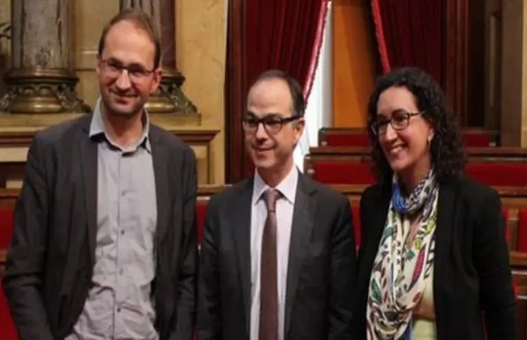 FOTOGRAFÍA. BARCELONA (ESPAÑA),08 DE ABRIL DE 21014. Los tres separatistas, Jordi Turull (CIU) (c), Joan Herrera (ICV) (i), y Marta Rovira (ERC) (d), posan en el Parlamento de Cataluña. Estas formaciones políticas buscan unidad para destruir España en un referéndum ilegal. Lasvocesdelpueblo (Ñ Pueblo)