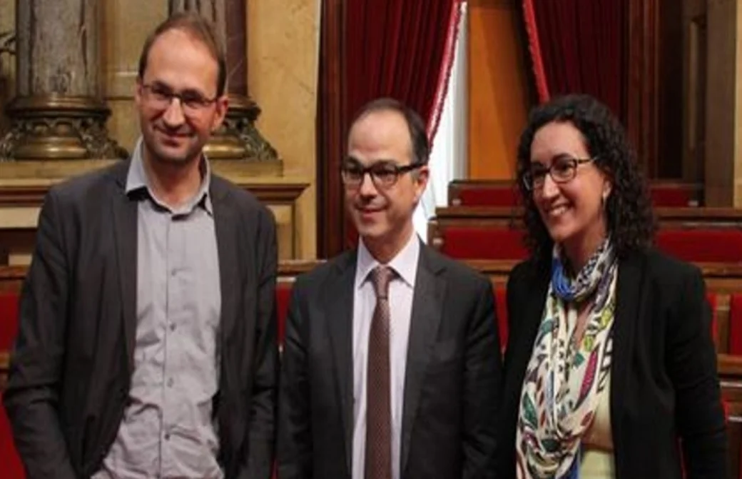 FOTOGRAFÍA. BARCELONA (ESPAÑA),08 DE ABRIL DE 21014. Los tres separatistas, Jordi Turull (CIU) (c), Joan Herrera (ICV) (i), y Marta Rovira (ERC) (d), posan en el Parlamento de Cataluña. Estas formaciones políticas buscan unidad para destruir España en un referéndum ilegal. Lasvocesdelpueblo (Ñ Pueblo)