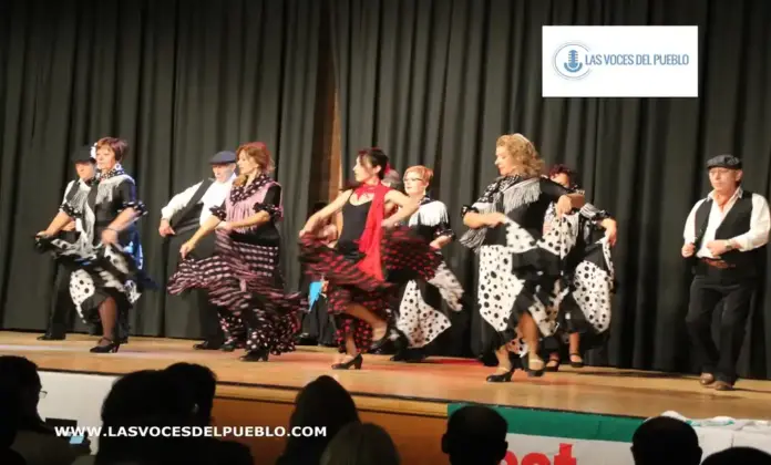 FOTOGRAFÍA. SABADELL (BARCELONA) CATALUÑA (ESPAÑA), 28 DE FEBRERO DE 2014. Varias personas bailando el baile folclórico tradicional andaluz caracterizado por su ritmo alegre en compás de 3/4, las "Sevillanas" este viernes 28 de febrero 2014, durante la presentación de la plataforma separatista de castellanohablantes "Súmate" en el Centro cívico del barrio Can Rull, en la calle de San Isidor, 51, del municipio y ciudad capital de la comarca del Vallés Occidental, Sabadell, con el lema: "Construyendo Cataluña". Lasvocesdelpueblo (Ñ Pueblo)