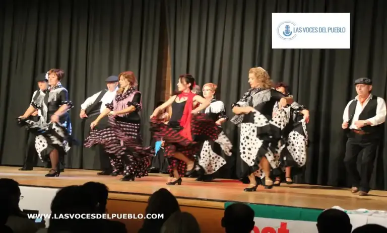 FOTOGRAFÍA. SABADELL (BARCELONA) CATALUÑA (ESPAÑA), 28 DE FEBRERO DE 2014. Varias personas bailando el baile folclórico tradicional andaluz caracterizado por su ritmo alegre en compás de 3/4, las "Sevillanas" este viernes 28 de febrero 2014, durante la presentación de la plataforma separatista de castellanohablantes "Súmate" en el Centro cívico del barrio Can Rull, en la calle de San Isidor, 51, del municipio y ciudad capital de la comarca del Vallés Occidental, Sabadell, con el lema: "Construyendo Cataluña". Lasvocesdelpueblo (Ñ Pueblo)
