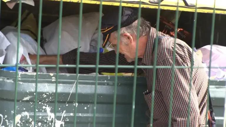 FOTOGRAFÍA. SABADELL (BARCELONA) CATALUÑA (ESPAÑA), 31 DE MAYO DE 2014. Un anciano catalán debe recurrir a los contenedores de basura en el municipio capital de la comarca del Vallés Occidental, en la provincia de Barcelona, Sabadell, para poder tener algo de comer porque con su pensión le es imposible llegar al final del mes. Mientras, el régimen separatista del Gobierno de la Generalidad de Cataluña tiene como única preocupación la destrucción de la unidad nacional española con el llamado Procés. Lasvocesdelpueblo (Ñ Pueblo)