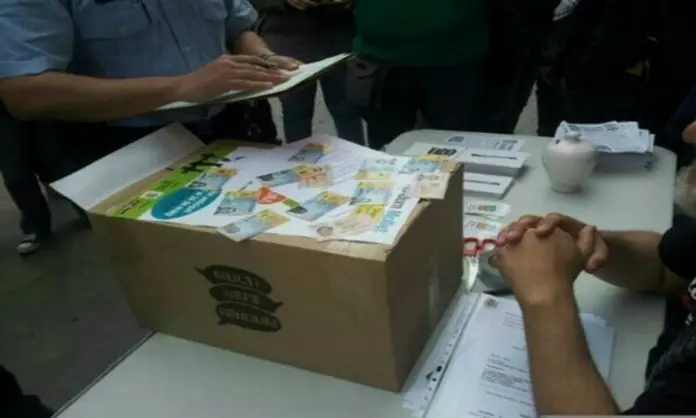 FOTOGRAFÍA. SAN ADRÉS DE PALOMAR (BARCELONA) CATALUÑA (ESPAÑA), 24.05.2014. Los Mozos retiran urnas e identifican a voluntarios del refréndum de ANC, CUP e ICV en Barcelona. Los agentes de Mozos de Escuadra identificando a los organizadores del referéndum ilegal y retirando las urnas de la consulta ilegal, hoy con el secesionista Artur Mas Gavarró (PDECAT), de presidente del Govern de la Generalidad de Cataluña, Se trata del llamado "Multirefréndum", promovido por la entidad separatista Asamblea Nacional Catalana (ANC). Lasvocesdelpueblo (Ñ Pueblo).