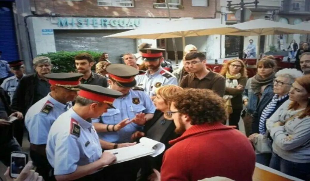 FOTOGRAFÍA. SAN ADRÉS DE PALOMAR (BARCELONA) CATALUÑA (ESPAÑA), 24.05.2014. Los Mozos retiran urnas e identifican a voluntarios del refréndum de ANC, CUP e ICV en Barcelona. Los agentes de Mozos de Escuadra identificando a los organizadores del referéndum ilegal y retirando las urnas de la consulta ilegal, hoy con el secesionista Artur Mas Gavarró (PDECAT), de presidente del Govern de la Generalidad de Cataluña, Se trata del llamado "Multirefréndum", promovido por la entidad separatista Asamblea Nacional Catalana (ANC). Lasvocesdelpueblo (Ñ Pueblo).