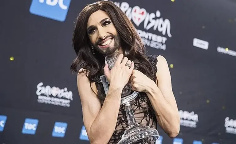 FOTOGRAFÍA. COPENHAGUE (DINAMARCA), 11 DE MAYO DE 2014. Conchita Wurst gana Eurovisión desafiando Vladimir Putin. El cantante austríaco Thomas Neuwirth "Conchita Wurst" (Gmunden, Alta Austria, 6 de noviembre de 1988), gana el Eurovisión 2014. Thomas Neuwirth representó a Austria en el Festival de la Música de Eurovisión 2014 en Copenhague con la canción «Rise Like a Phoenix», obteniendo el primer puesto. Austria no ganaba el concurso desde la edición de 1966. Efe