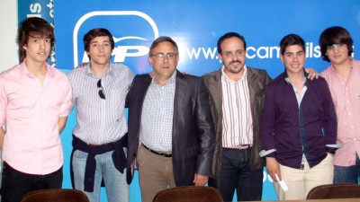 Andrea Montemezzani Moreno en camisa lila (en la derecha) con los jóvenes de del PP de Cambrils. [Foto Flickr - PP Cambrils - Tarragona] 