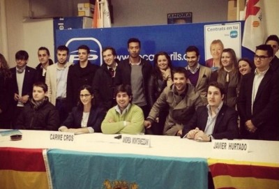 16/03/2013 - Andrea Montemezzani en el centro (camisa verde) tras su reelección en la presidencia de NNGG Cambrils - Foto cuenta Twitter de Andrea Montemezzani  