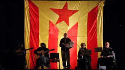 Biel Majoral, cantando "Yo soy Catalán" en la III Marcha de Linternas separatistas el 29/12/13 - fto Soler