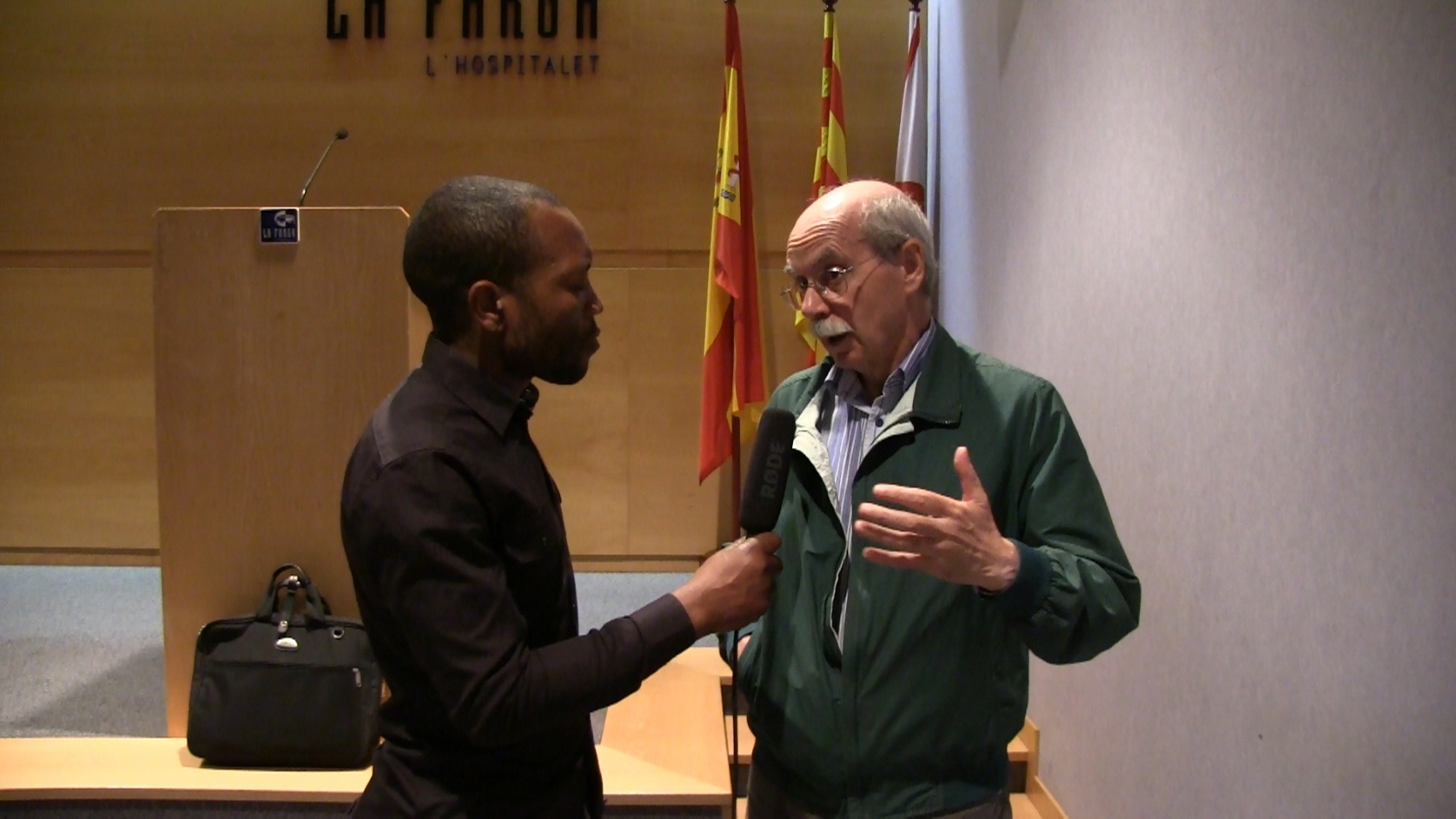 Pío Moa durante la entrevista en la sala de actos del Centro Comercial *La Farga* de Hospitalet en Barcelona. [foto - joseph , las voces del pueblo]