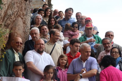 Foto de familia de los socios y amigos de Somatemps que acudieron hasta el santuario de Montgrony, tras la conferencia de clausura del presidente de Somatemps, Jordi Cabanes. Foto Joseph (las voces del pueblo)