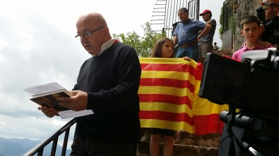 Miembro de Somatemps leyendo el manifiesto "les bases de Montgrony",  delante el Santuario de Montgrony de Ripoll en Gerona [foto Joseph -Las Voces Del Pueblo]