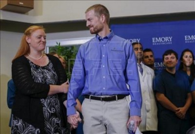El médico Kent Brantly (c) y su mujer Amber (i) antes de la rueda de prensa ofrecida en el Hospital Universitario de Emory de Atlanta (Georgia), Estados Unidos. EFE