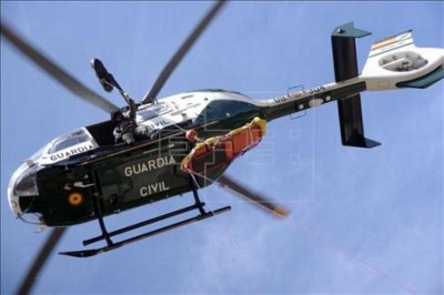 Simulacro en el que un helicóptero de la G. Civil prepara el traslado de un herido - EFE