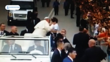 El Papa  Francisco llegado Albania, en la primera escala de su viaje en Europa.Movie_Instantánea