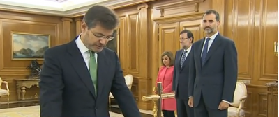 el nuevo ministro de justicia, Rafael Catalá,  jura la constitución