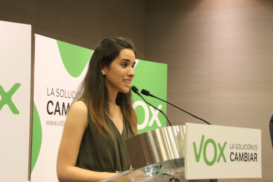 FOTOGRAFÍA. BARCELONA (ESPAÑA), 06.12.2020. La presidente de VOX en la provincia de Barcelona, Ariadna Hernández, durante su intervención en el mitin. (Ñ Pueblo) (1)