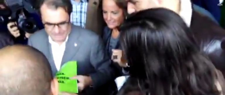 VOX rechaza el golpe del 9N entregando a Artur Mas un manifiesto sobre la «indisoluble unidad de España»