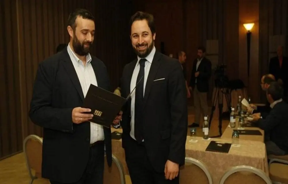 FOTOGRAFÍA. CÓRDOBA (ANDALUCÍA) REINO DE ESPAÑA, 15 DE NOVIEMBRE DE 2014. Tras las declaraciones de la Presidenta de la Junta Islámica y Directora General del Instituto Halal, Isabel Romero, el Presidente de Vox, Santiago Abascal Conde (dcha. durante una visita a Córdoba), afirma que "la Junta Islámica pretende amedrentar a los que defendemos la catolicidad de la Catedral de Córdoba". Lasvocesdelpueblo (Ñ Pueblo)