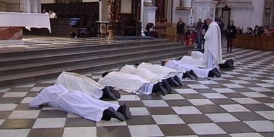 apostrados pidiendo perdón por los abusos a menores