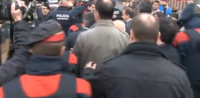 Muchos Guardaespaldas y agentes de policía protegiendo a ladrones separatistas