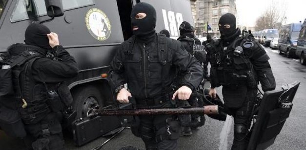 Agentes de los grupos de intervención preparan sus equipos antes de salir de la sede central de la policía en París, este jueves 8 de enero, AFP