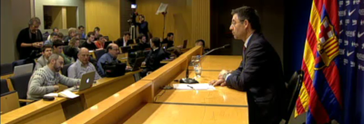 El presidente de FC Barcelona, Josep Maria Bartomeu, abandonando en rueda de prensa