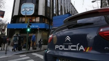 Coche de patrulla de Policía frente a  la sede del Partido Popular /foto José Ramón Ladra